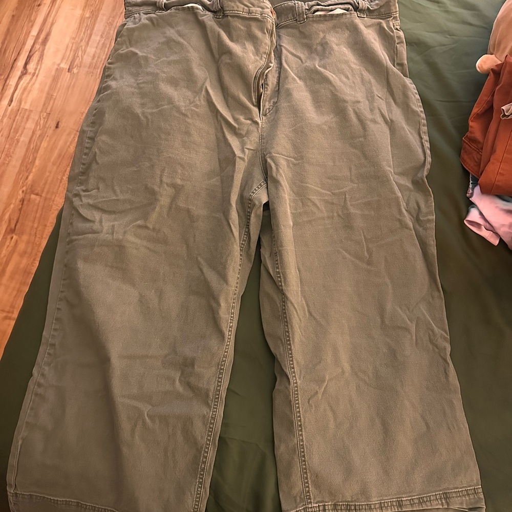 Old Navy Women's Cropped Pants in Olive